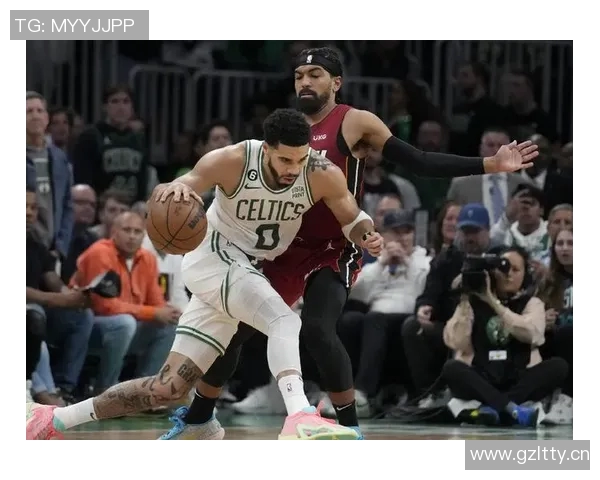 塔图姆赛场举动引爆热议 球迷炸锅纷纷讨论看法不断发酵 塔图姆赛场举动引爆热议 球迷炸锅纷纷讨论看法不断发酵