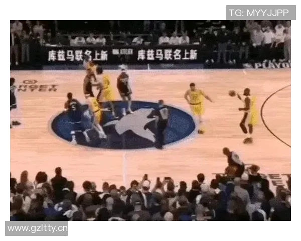 篮球赛中惊现绝平三分,全场沸腾 篮球赛中惊现绝平三分,全场沸腾